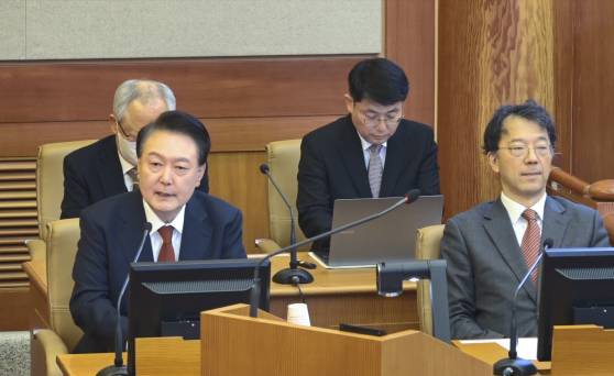 윤석열 대통령이 지난 21일 오후 서울 종로구 헌법재판소에서 열린 탄핵심판 3차 변론에 출석해 피청구인석에서 발언하고 있다. 사진 헌법재판소