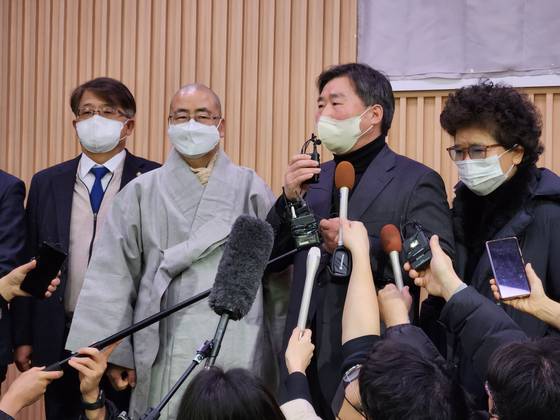 2023년 2월 항소심 판결 당시 이상근 서산부석사금동관세음보살좌상봉안위원회 대표와 원우 스님 등 서산 부석사 관계자들이 기자들 질문에 답하는 모습. 연합뉴스