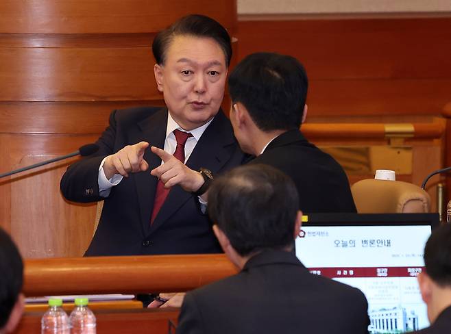 윤석열 대통령이 23일 서울 종로구 헌법재판소에서 열린 탄핵심판 4차 변론에 출석해 변호인단과 대화를 나누고 있다. 사진공동취재단