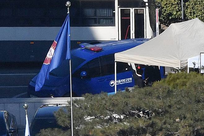 윤석열 대통령이 탑승한 호송 차량이 서울 종로구 헌법재판소로 들어서고 있다.