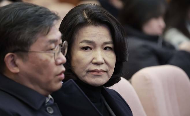 이진숙 방송통신위원장이 23일 오전 서울 종로구 헌법재판소 대심판정에서 열린 방통위원장 탄핵심판 청구 사건 선고에 출석해 관계자와 대화하고 있다