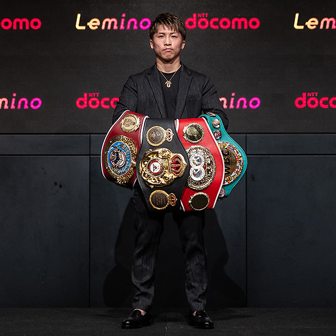 이노우에 나오야가 2024년 7월 일본 도쿄 기자회견에서 세계복싱기구 세계복싱협회 국제복싱연맹 세계복싱평의회 슈퍼밴텀급 챔피언 벨트를 들고 촬영에 응하고 있다. 사진=AFP=연합뉴스 제공