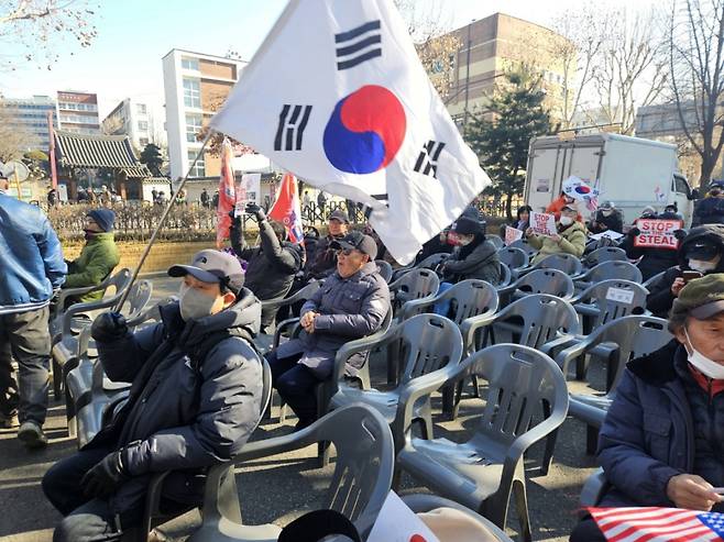 오후 1시쯤 안국역 근처에서 열린 윤석열 대통령 탄핵 반대 집회 참가자들 모습. 예상보다 빠른 윤석열 대통령의 출석에 자리가 다 채워지지 않은 모습/사진=박상혁 기자