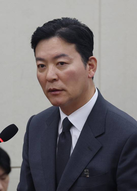 김성훈 대통령경호처 차장이 22일 서울 여의도 국회에서 열린 제421회 국회(임시회) 윤석열 정부의 비상계엄 선포를 통한 내란 혐의 진상규명 국정조사특별위원회 제5차 전체회의 1차 청문회에서 윤건영 더불어민주당 의원 질의에 답하고 있다. 뉴시스