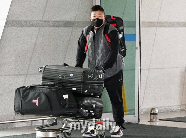 KIA 타이거즈 최형우가 스프링캠프 참가를 위해 22일 오전 인천국제공항을 통해 미국 캘리포니아주 어바인으로 출국하고 있다.KIA 타이거즈 선수단은 오는 25일부터 미국 캘리포니아주 어바인에서 스프링캠프를 갖고 체력 및 기술, 전술 훈련을 소화한다. 이후 2월 21일부터 3월 4일까지 일본 오키나와에서 연습경기를 갖고 본격적인 실전 체제에 돌입한다./인천공항=송일섭 기자 andlyu@mydaily.co.kr