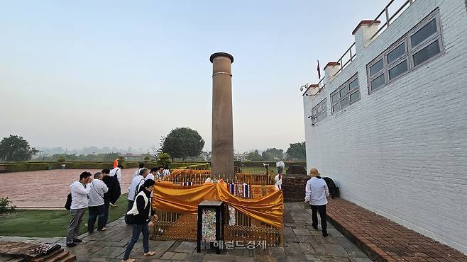 마야데비 사원 옆 아소카 석주