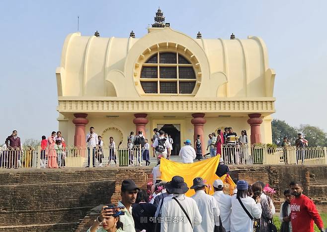 순례단이 열반상 부처님에게 가사공양을 하며 행진하는 모습