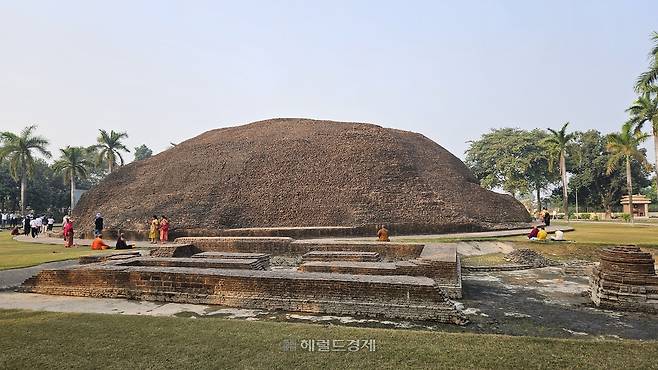 부처 열반지 인근의 다비장 라마바르 탑