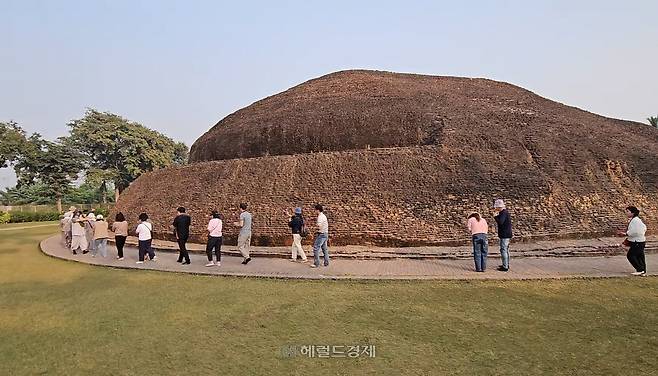 순례단이 라마바르 탑에서 탑돌이 하는 모습
