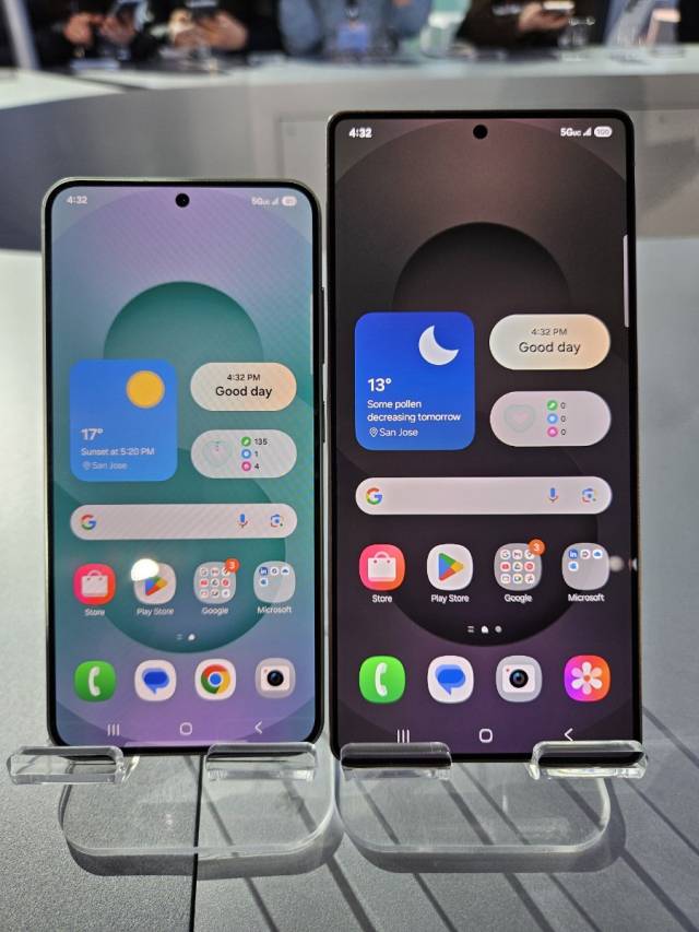 갤럭시 S25 기본형(왼쪽)과 울트라 모델. 울트라도 둥근 모서리를 택해 디자인 통일성이 강화됐다. 윤민혁 기자