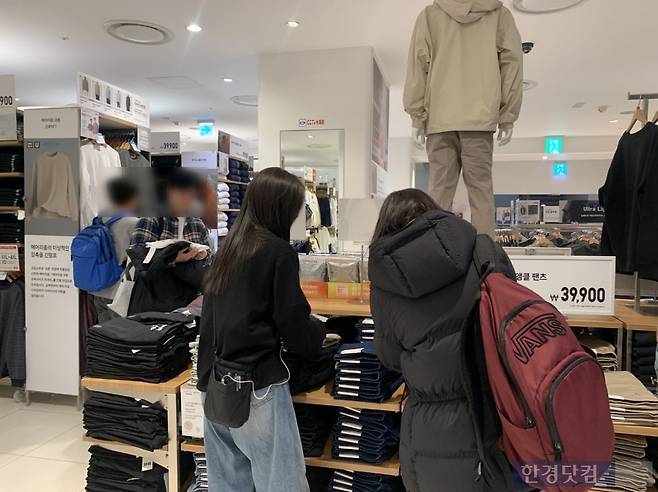 서울 중구에 위치한 유니클로 매장 손님들로 붐비는 모습/사진=유지희 기자