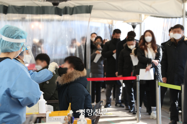 코로나 역학조사를 받기 위해 줄을 서 있는 사람들