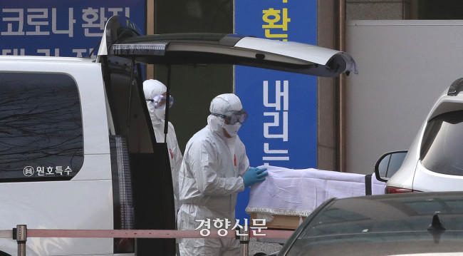2021년 12월 23일 오후 서울 은평구 서울시립서북병원에서 코로나로 사망한 환자가 이송되고 있다. 김기남 기자