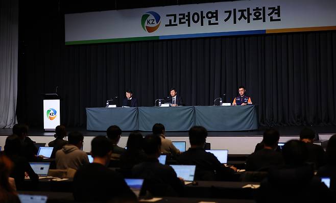 Top executives of Korea Zinc speak at a press conference held at Grand Hyatt Seoul, Friday. (Yonhap)