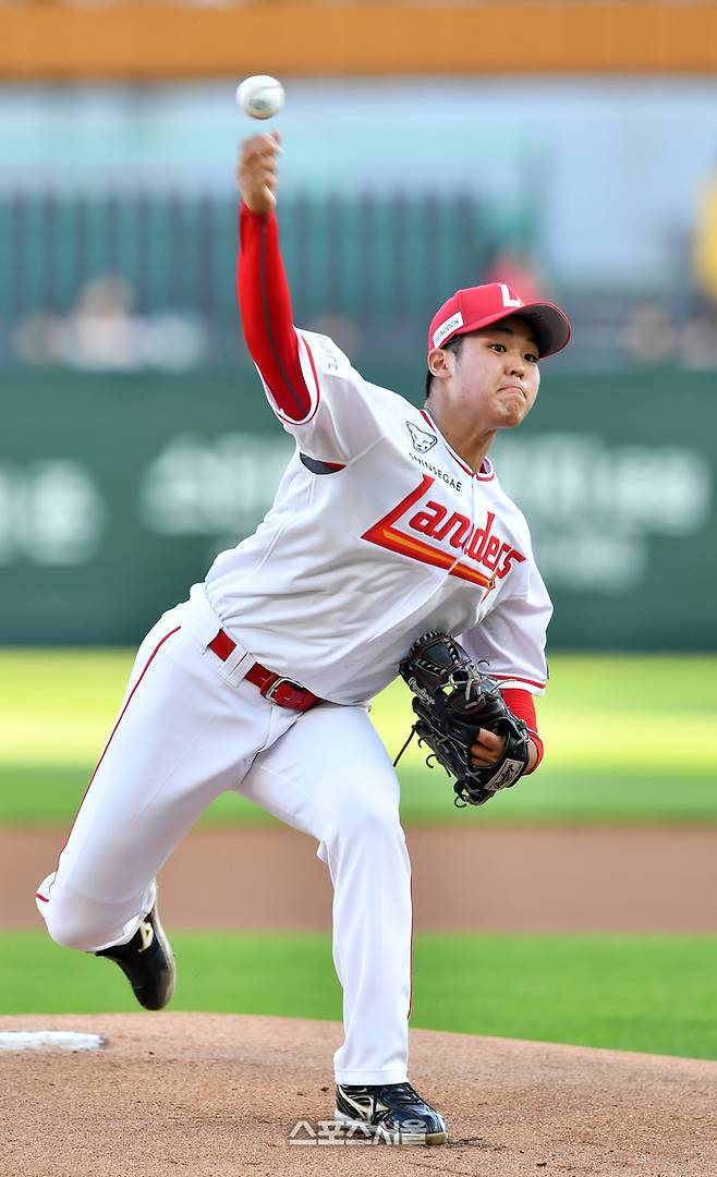 SSG 시라카와가 인천SSG랜더스필드에서 열린 2024 KBO리그 KIA전에 선발 등판해 역투하고 있다. 사진 | 스포츠서울DB