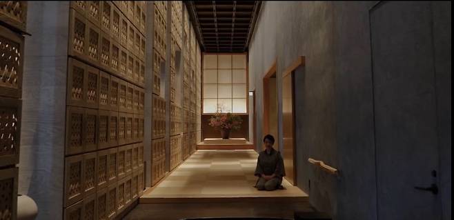 현대적이지만 전통 료칸을 지향하는 호시노야 도쿄의 내부 모습. /호시노야 리조트 캡처