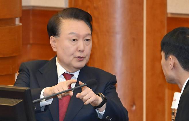 윤석열 대통령이 지난 23일 서울 종로구 헌법재판소에서 열린 탄핵심판 4차 변론에 출석해 변호인단과 대화를 나누고 있다./사진공동취재단
