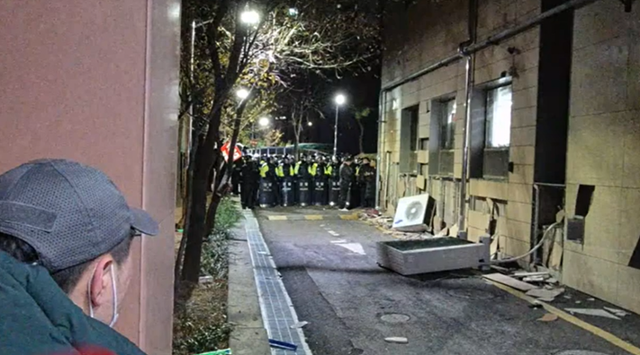 서부지법에 난입한 시위대가 경찰을 향해 국민저항권을 주장하고 있다. '젊은시각' 삭제영상