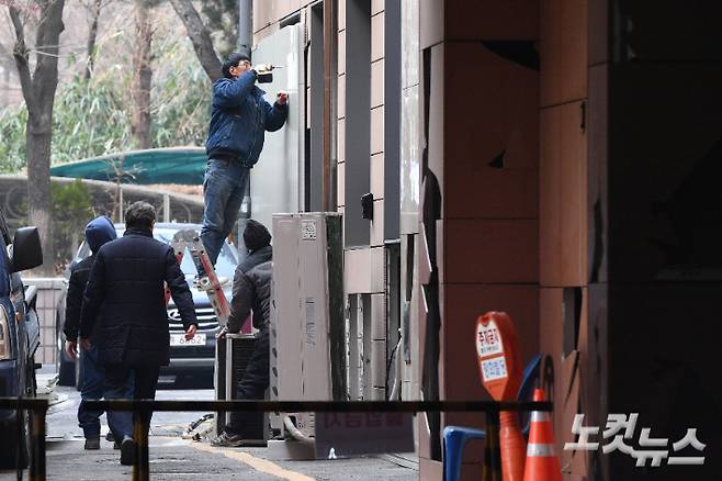 지난 19일 윤석열 대통령에 대한 구속영장이 발부되자 격앙된 지지자들이 서울서부지방법원에 난입해 시설물 등을 파손하며 폭동을 일으킨 가운데 20일 서울 마포구 서울서부지방법원에서 관계자가 파손된 시설을 수리하고 있다. 류영주 기자