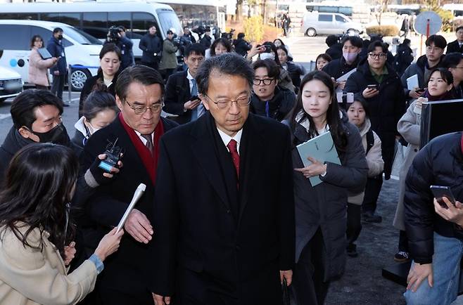지난 23일 서울 종로구 헌법재판소에서 열린 윤석열 대통령 탄핵심판 4차 변론기일에서 윤 대통령 측 변호인단이 취재진들의 질문을 받고 있다. 사진공동취재단