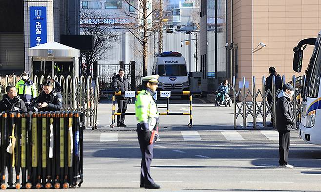 23일 서울 마포구 서울서부지방법원 정문에 경찰이 배치돼 있다. 연합뉴스