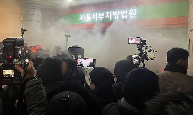 지난 19일 새벽 윤석열 대통령에 대한 구속영장이 발부되자 서울 서부지법에 지지자들이 진입해 소화기를 뿌리며 난동을 부리고 있다. 뉴스1