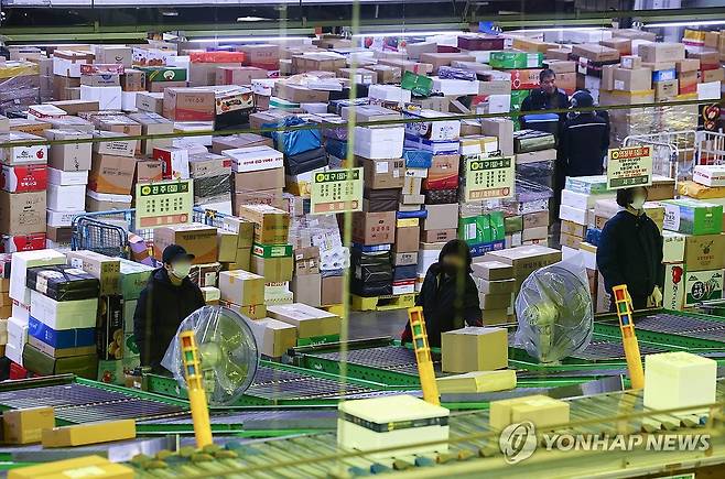 설 앞두고 택배로 가득 찬 물류센터 (서울=연합뉴스) 서대연 기자 = 설 명절을 앞둔 21일 오전 서울 광진구 동서울우편물류센터에 택배가 가득 쌓여 있다. 2025.1.21 dwise@yna.co.kr