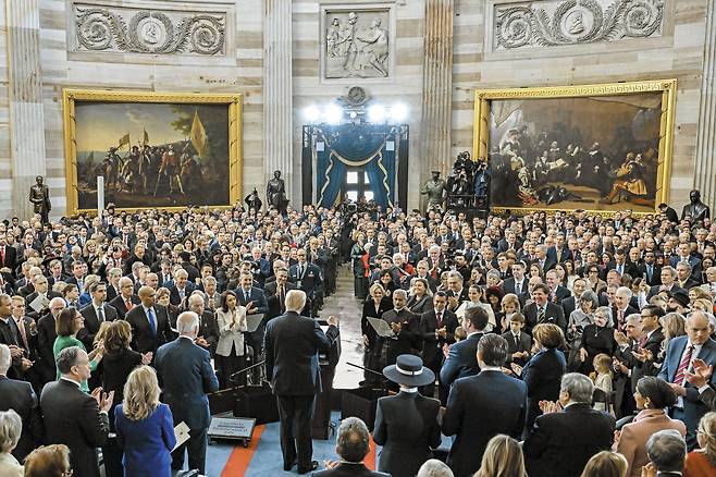 20일 미국 워싱턴 DC 의사당 중앙 원형홀에서 열린 대통령 취임식에서 도널드 트럼프 대통령이 연단 가운데에 서서 연설하고 있다. 이날 47대 미국 대통령에 오른 트럼프는 "미국은 지구상에서 가장 위대하고, 가장 강력하고, 가장 존경받는 국가로서의 자리를 되찾아 전 세계의 경외심과 찬사를 불러일으킬 것"이라고 했다. /로이터 연합뉴스