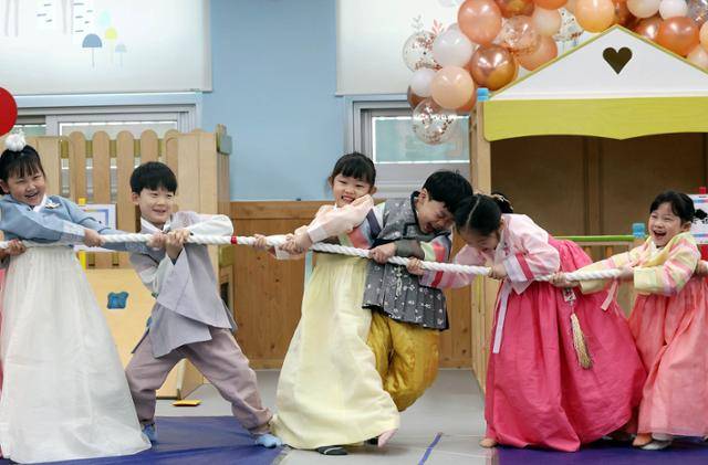 설 연휴를 앞둔 지난 23일 오전 광주 북구청 어린이집에서 한복을 차려입은 아이들이 즐거운 표정으로 줄다리기를 하고 있다. 광주 북구 제공