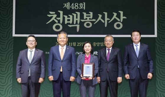 제48회 청백봉사상 시상식이 25일 오후 서울 마포구 중앙일보사에서 진행되고 있다. 대상을 수상한 김미순 제주특별자치도 사무관이 내빈들과 기념촬영하고 있다. 장진영 기자.