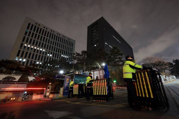 검찰 비상계엄 특별수사본부가 내란 우두머리 혐의로 윤석열 대통령을 구속기소한 26일 오후 서울중앙지검에 경찰이 배치돼 있다. 연합뉴스