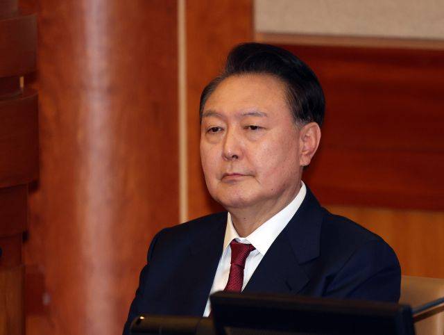 윤석열 대통령이 지난 23일 오후 서울 종로구 헌법재판소 대심판정에서 열린 탄핵심판 4차 변론기일에 출석해 있다. 뉴시스