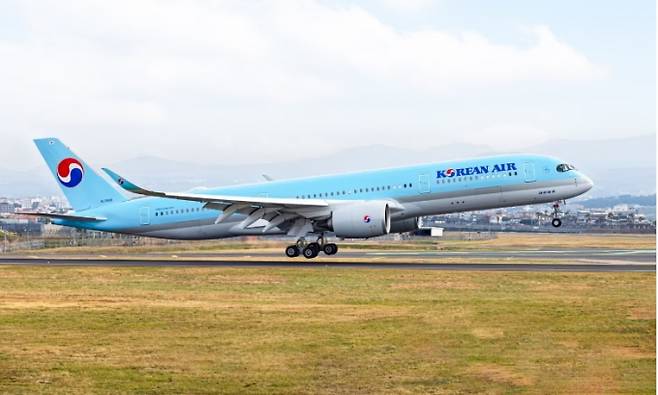 대한항공이 도입한 에어버스 최첨단 중대형 항공기 A350-900의 모습. A350-900 1·2호기는 오는 27일부터 각각 인천과 일본 오사카, 후쿠오카를 오가는 노선에 투입한다./사진=대한항공