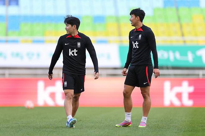 한국 축구대표팀 이강인과 손흥민. 대한축구협회 제공