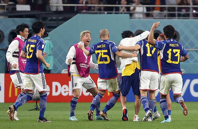 2022년 12월 2일 카타르 알라이얀의 칼리파 인터내셔널 스타디움에서 열린 2022 카타르 월드컵 조별리그 E조 3차전 일본과 스페인 경기. 일본의 다나카 아오가 넣은 슛이 비디오판독(VAR) 결과 골로 인정되자 일본 선수들이 환호하고 있다. 알라이얀|연합뉴스