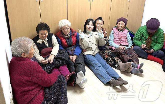 도시에서 단양군 대강면 방곡리로 귀촌한 20대 오혜린(중앙) 씨가 마을 경로당에서 할머니들과 함께하고 있다. <오혜린 씨 제공>/뉴스1