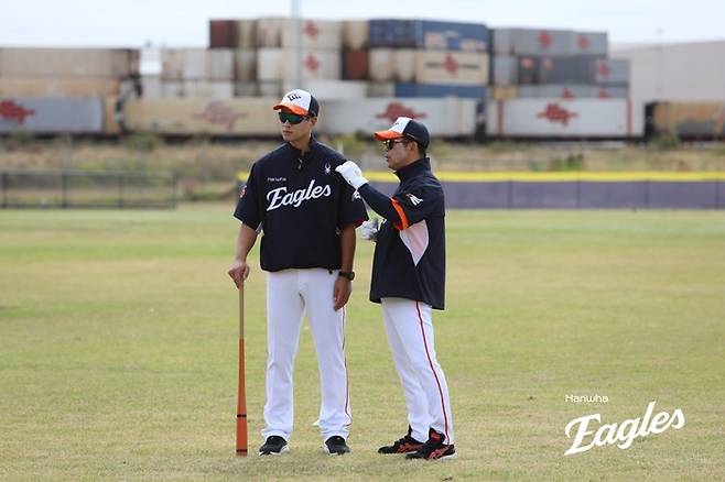 한화 양상문 투수코치(오른쪽)가 25일 호주 빅토리아주 멜버른 멜버른볼파크에서 진행된 2025 스프링캠프에서 윤규진 투수코치와 얘기를 나누고 있다. 사진 | 한화 이글스