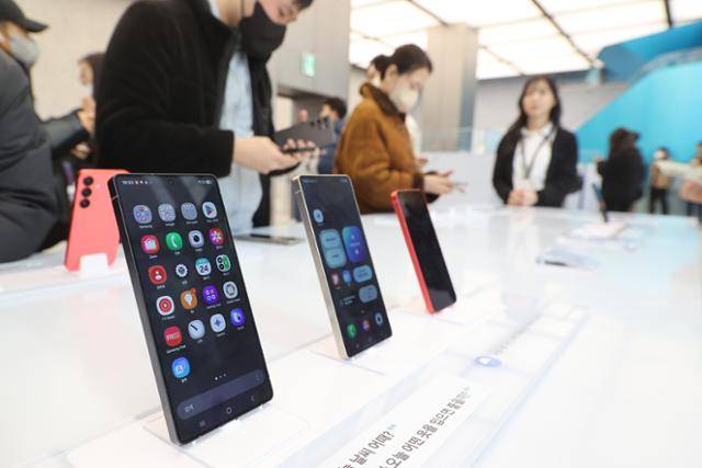 삼성전자 갤럭시 S25 시리즈 사전판매가 시작된 24일 서울 서초구 삼성 강남 매장에서 시민들이 제품을 체험하고 있다. 연합뉴스