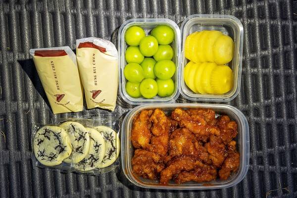 한예진의 저녁 메뉴. 닭강정과 과일, 샌드위치로 구성되어 있다.