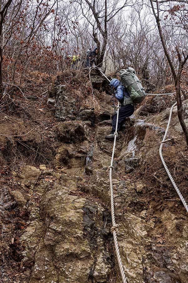 내려가는 길이 살짝 위험하기도 하다. 절벽을 에돌아 가는 길이 자주 나타난다.