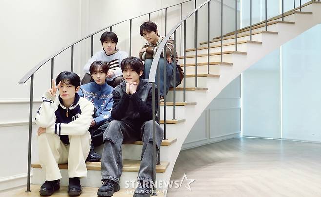 엔시티 위시(NCT WISH)가 서울 성동구 SM엔터테인먼트 사옥에서 진행된 '제 9회 아시아 아티스트 어워즈'(The 9th Asia Artist Awards, 이하 'AAA 2024')' 수상 인터뷰에 앞서 포즈를 취하고 있다. /사진=김창현 chmt@