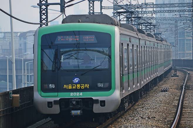 서울교통공사가 운영하는 서울지하철 2호선 차량. 연합뉴스