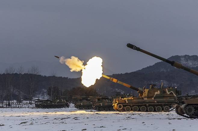 육군 수도기계화보병사단(맹호부대)이 1월 16일 강원 철원에서 실시한 혹한기 전술훈련에서 K9A1 자주포가 포탄을 발사하고 있다. 사진=연합뉴스