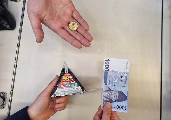 CU가 최근 출시한 990원짜리 삼각김밥. CU 제공