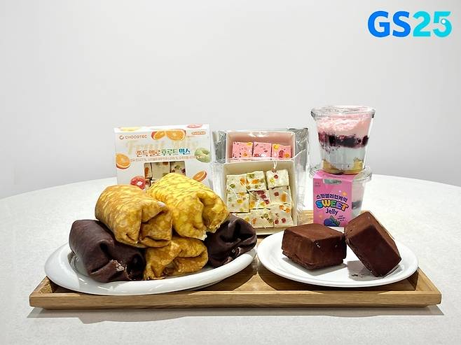 GS25가 최근 출시한 수건케이크 등 소셜미디어 유행 디저트 5종. GS25 제공