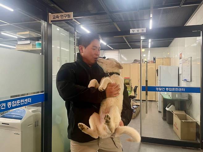 23일 김태훈 경찰견 양성교관이 3개월 된 진돗개 상만을 안고 있는 모습. /사진=이현수 기자.