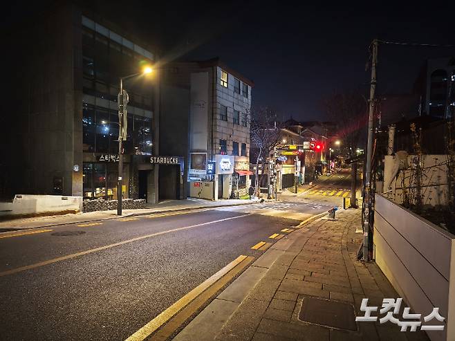 샤오미 14T의 야간 모드로 촬영한 밤거리. 박성은 기자