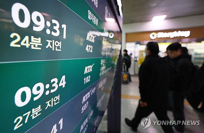 코레일 "폭설·한파로 KTX 경부·호남·강릉·중앙선 감속운행" (서울=연합뉴스) 한종찬 기자 = 한국철도공사(코레일)가 전국적인 폭설과 한파로 인한 안전 확보를 위해 28일 경부고속선과 호남고속선, 강릉선, 중앙선의 KTX를 감속운행 중이라고 밝혔다. 사진은 이날 오전 서울역에서 열차 지연을 알리는 전광판. 2025.1.28 saba@yna.co.kr