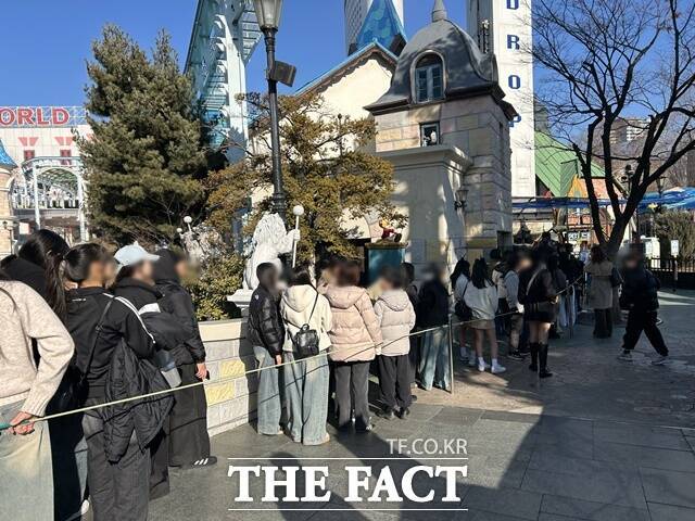 24일 오전 롯데월드 놀이기구 '번지드롭' 앞에 대기줄이 길게 늘어서 있다. /김해인 기자