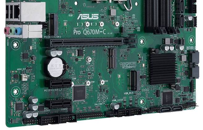 메인보드 하단에 있는 은색 금속 단추가 CR2032 배터리입니다. 측면의 핀을 눌러 분리하고, 전원 케이블을 뽑은 뒤에 30분 정도 대기해 잔류전하를 제거합니다 / 출처=에이수스